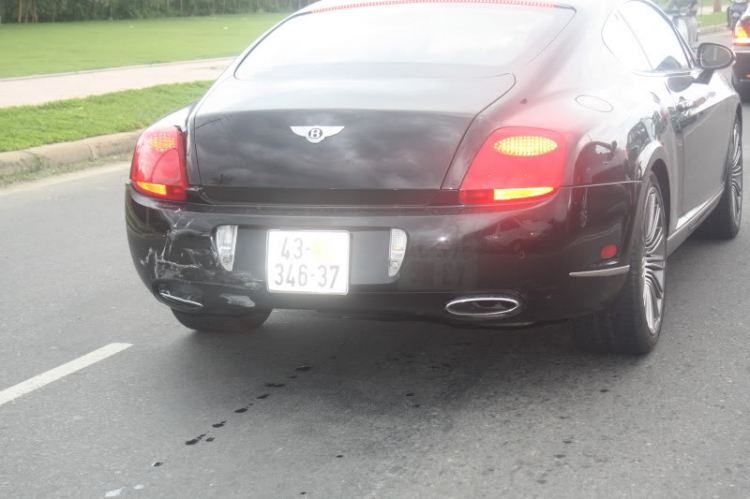 Accident hy hữu bentley và mec Cls