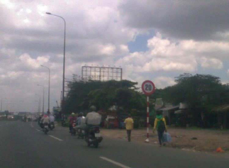 Chú ý: Xa lộ Hà Nội-dốc chợ chiều Thủ Đức 20km/h