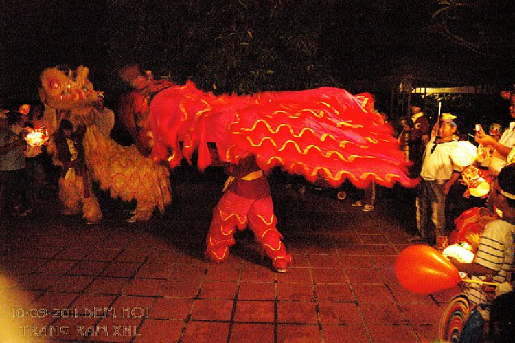 Thêm ít hình ảnh về Đem Hội Trăng Rằm XNL 2011 Thêm ít hình ảnh về Đem Hội Trăng Rằm XNL 2011