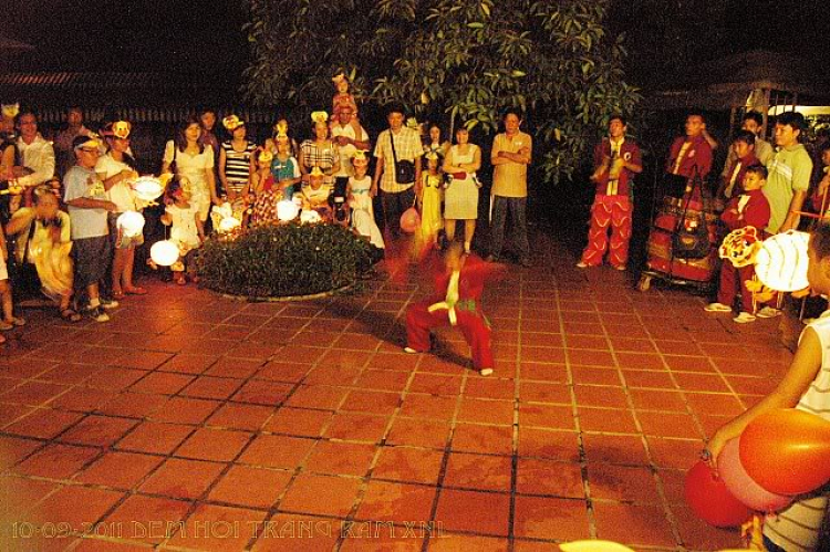 Thêm ít hình ảnh về Đem Hội Trăng Rằm XNL 2011 Thêm ít hình ảnh về Đem Hội Trăng Rằm XNL 2011
