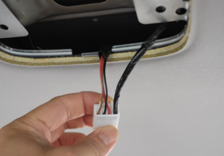 Mini off "mod mở cốp sau xe Carens sáng đèn trần"