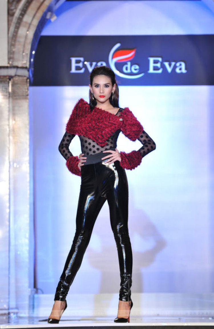 Siêu mẫu Việt "thể hiện" đẳng cấp "thả rông" như siêu mẫu TG tại Eva de Eva Fashion show