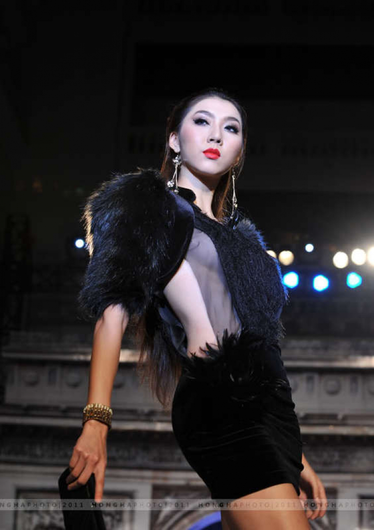 Siêu mẫu Việt "thể hiện" đẳng cấp "thả rông" như siêu mẫu TG tại Eva de Eva Fashion show