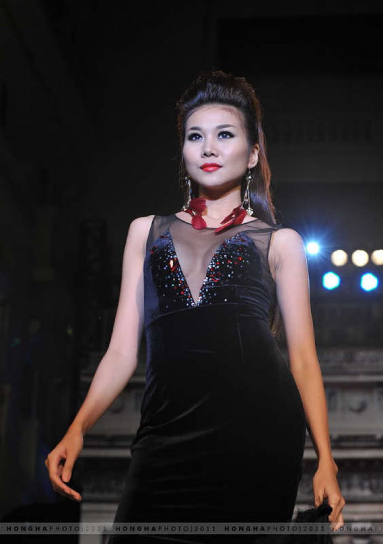 Siêu mẫu Việt "thể hiện" đẳng cấp "thả rông" như siêu mẫu TG tại Eva de Eva Fashion show