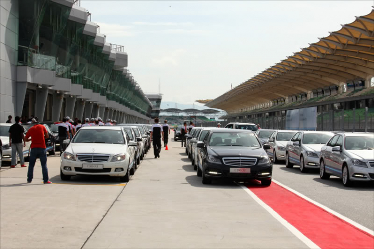 Ảnh đoàn MBFC trải nghiệm Mercedes-Benz trên đường đua Sepang F1 – Malaysia