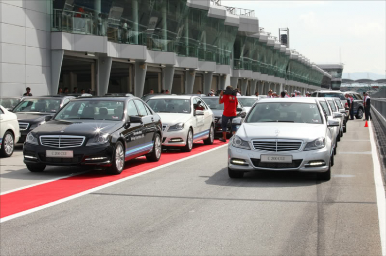 Ảnh đoàn MBFC trải nghiệm Mercedes-Benz trên đường đua Sepang F1 – Malaysia