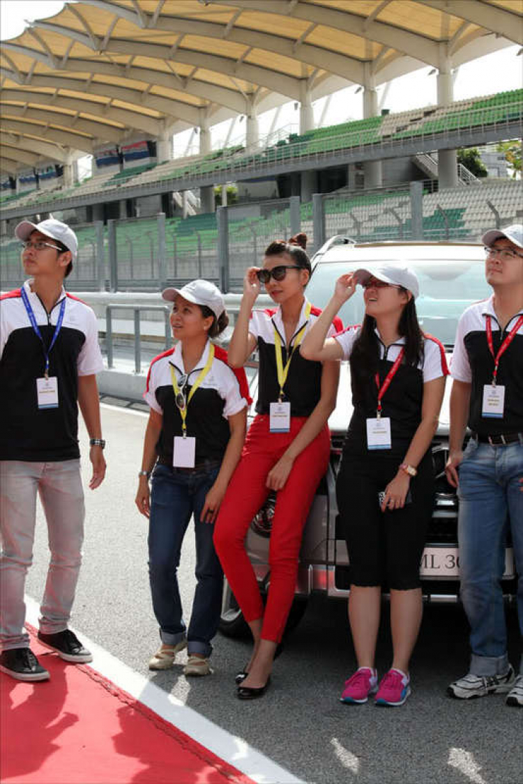 Ảnh đoàn MBFC trải nghiệm Mercedes-Benz trên đường đua Sepang F1 – Malaysia