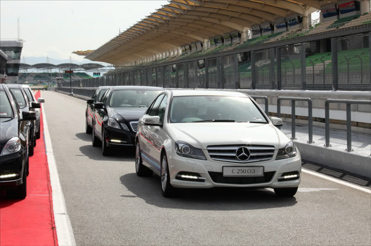 Ảnh đoàn MBFC trải nghiệm Mercedes-Benz trên đường đua Sepang F1 – Malaysia