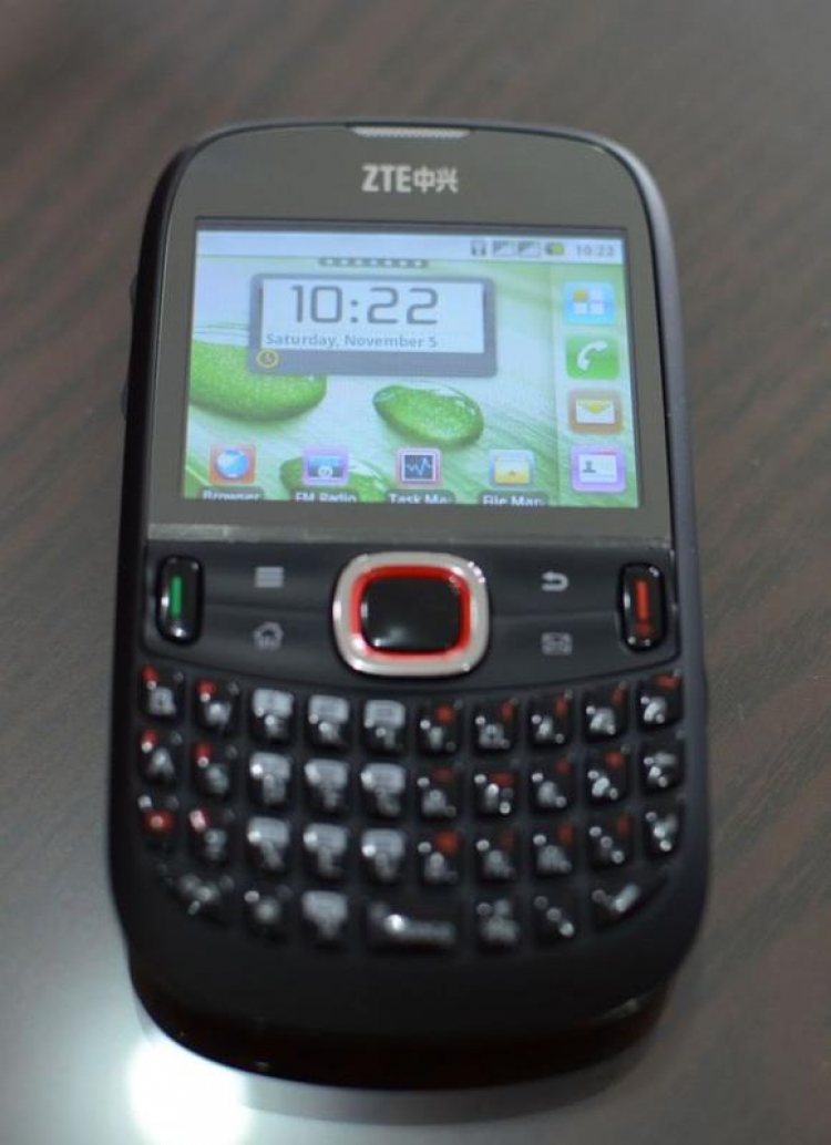 Smart phone ZTE V821 chạy Android 2 sim 2 sóng giá rẻ.