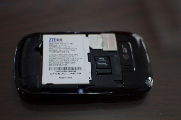 Smart phone ZTE V821 chạy Android 2 sim 2 sóng giá rẻ.
