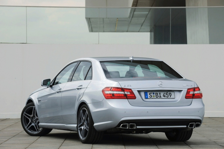 Làm đẹp cho Mercedes-Benz chuẩn bị đón tết Làm đẹp cho Mercedes-Benz chuẩn bị đón tết