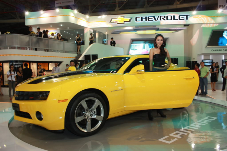 Xe đẹp & "chân dài" tại triễn lãm Việt Nam Motor Show 2011