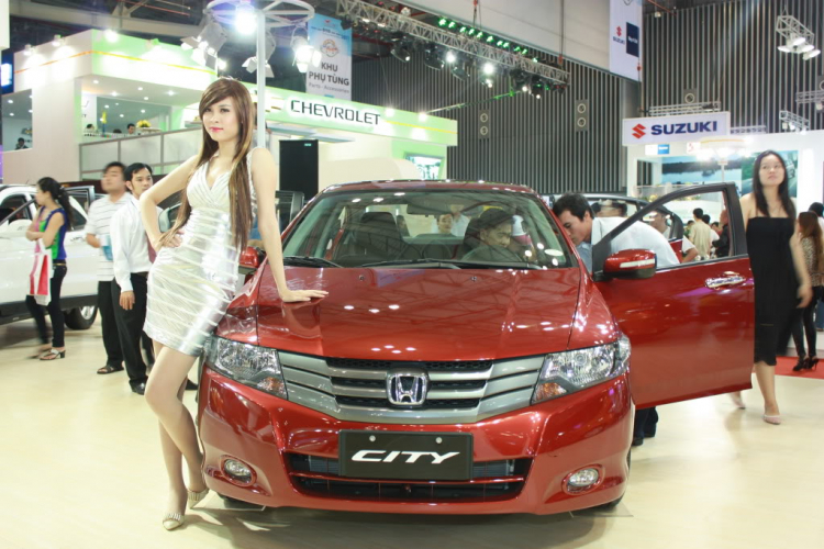 Xe đẹp & "chân dài" tại triễn lãm Việt Nam Motor Show 2011