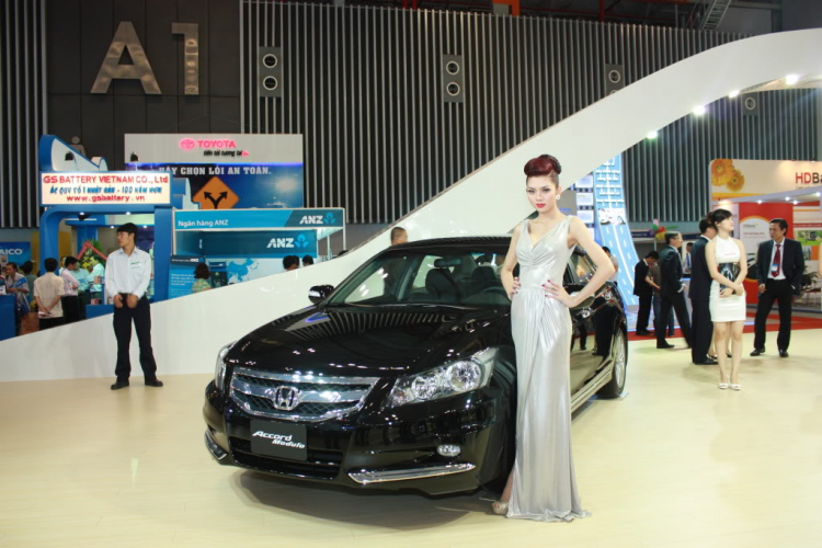 Xe đẹp & "chân dài" tại triễn lãm Việt Nam Motor Show 2011