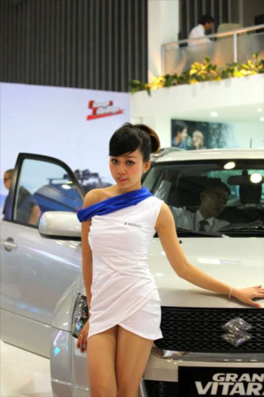 Xe đẹp & "chân dài" tại triễn lãm Việt Nam Motor Show 2011