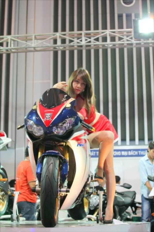 Xe đẹp & "chân dài" tại triễn lãm Việt Nam Motor Show 2011