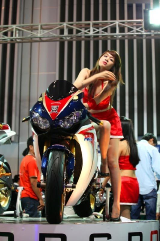 Xe đẹp & "chân dài" tại triễn lãm Việt Nam Motor Show 2011