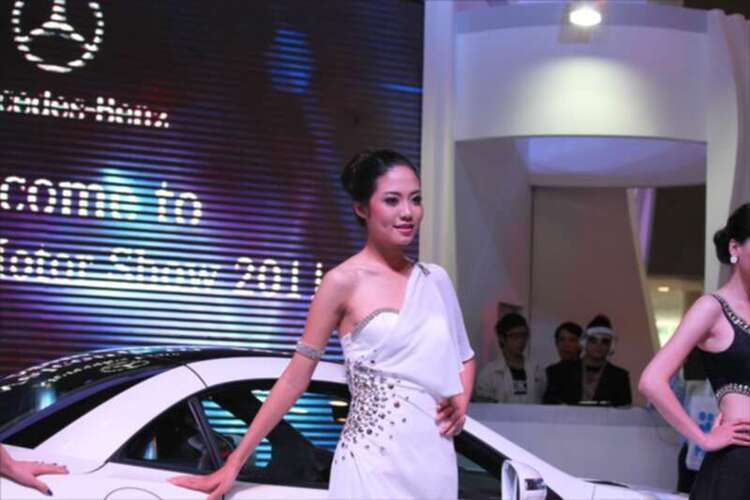 Xe đẹp & "chân dài" tại triễn lãm Việt Nam Motor Show 2011