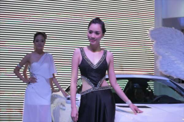 Xe đẹp & "chân dài" tại triễn lãm Việt Nam Motor Show 2011