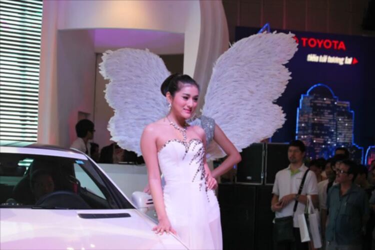 Xe đẹp & "chân dài" tại triễn lãm Việt Nam Motor Show 2011