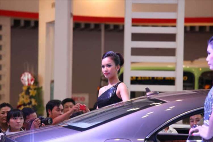 Xe đẹp & "chân dài" tại triễn lãm Việt Nam Motor Show 2011