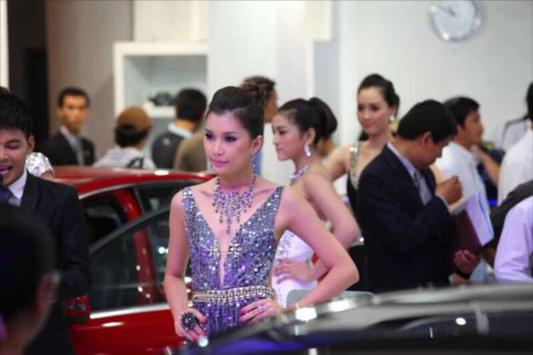 Xe đẹp & "chân dài" tại triễn lãm Việt Nam Motor Show 2011