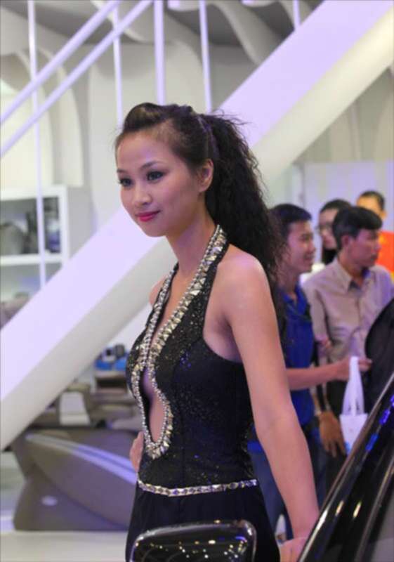 Xe đẹp & "chân dài" tại triễn lãm Việt Nam Motor Show 2011