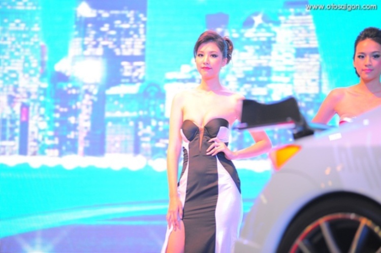 Xe đẹp & "chân dài" tại triễn lãm Việt Nam Motor Show 2011