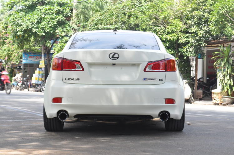 Lexus IS lên "F-Sport" in D1Workshop