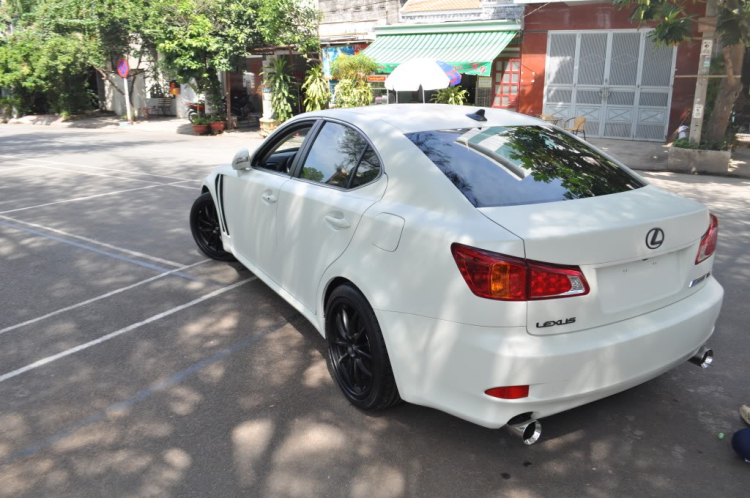 Lexus IS lên "F-Sport" in D1Workshop