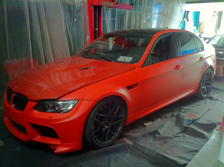 E93 vs M3 Orange in D1 Workshop