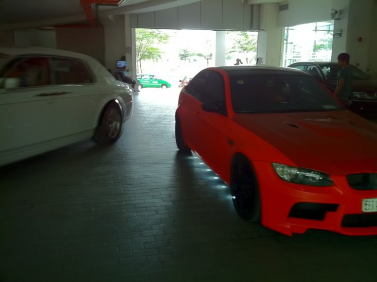 E93 vs M3 Orange in D1 Workshop