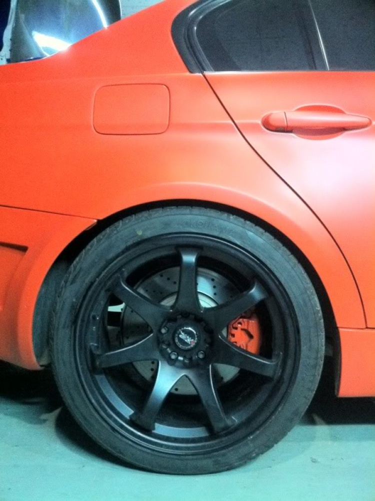 E93 vs M3 Orange in D1 Workshop