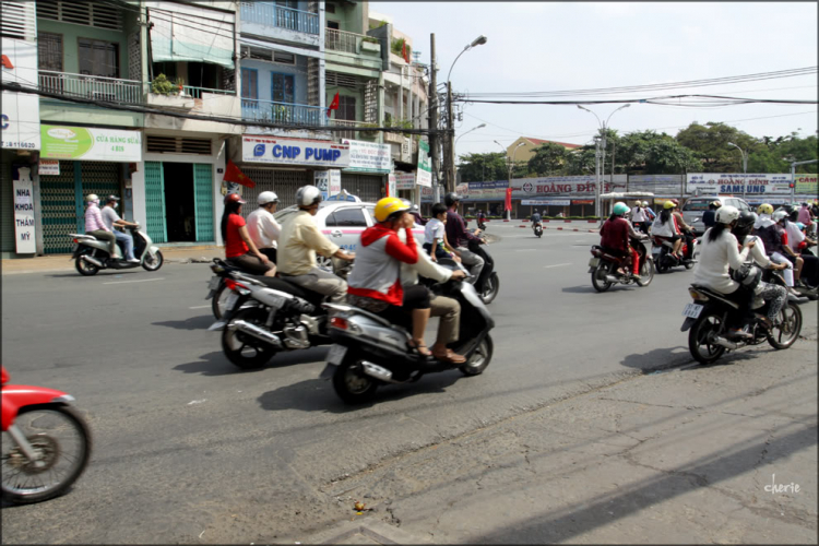 Ngày nào cũng Xuân, anh Thăng khỏi phải thu phí.. ảnh Sài Gòn mùng 1 Tết