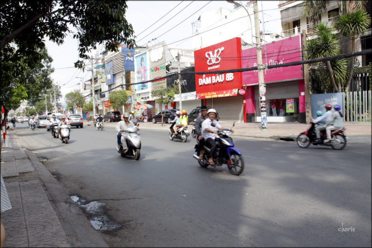 Ngày nào cũng Xuân, anh Thăng khỏi phải thu phí.. ảnh Sài Gòn mùng 1 Tết