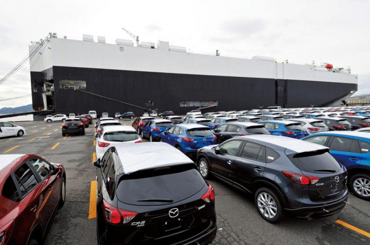 [Mazda CX-5]The first production CX-5s en route from Japan.