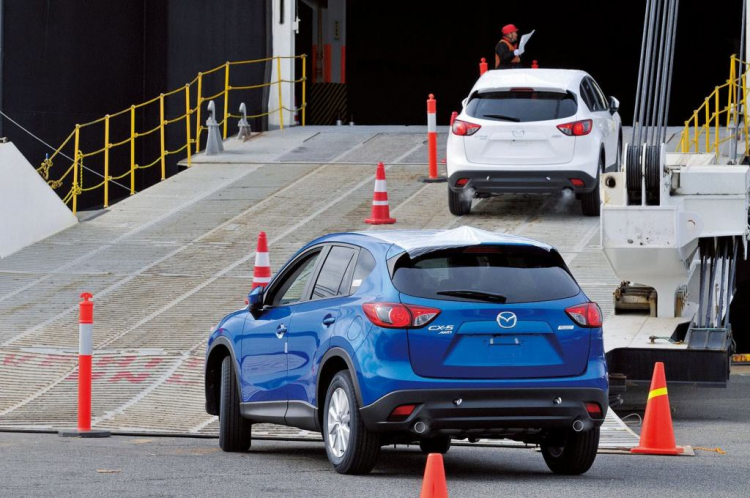 [Mazda CX-5]The first production CX-5s en route from Japan.