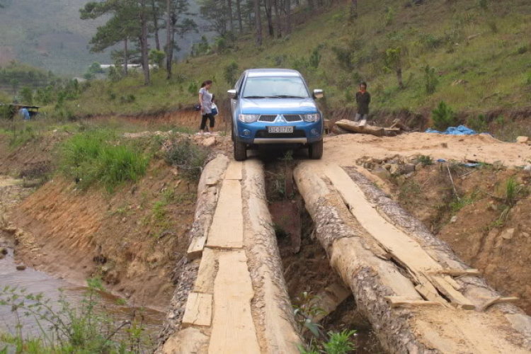 Tiền trạm Đà Lạt: Mini offroad Mazda 6 vs Mitsubishi Triton