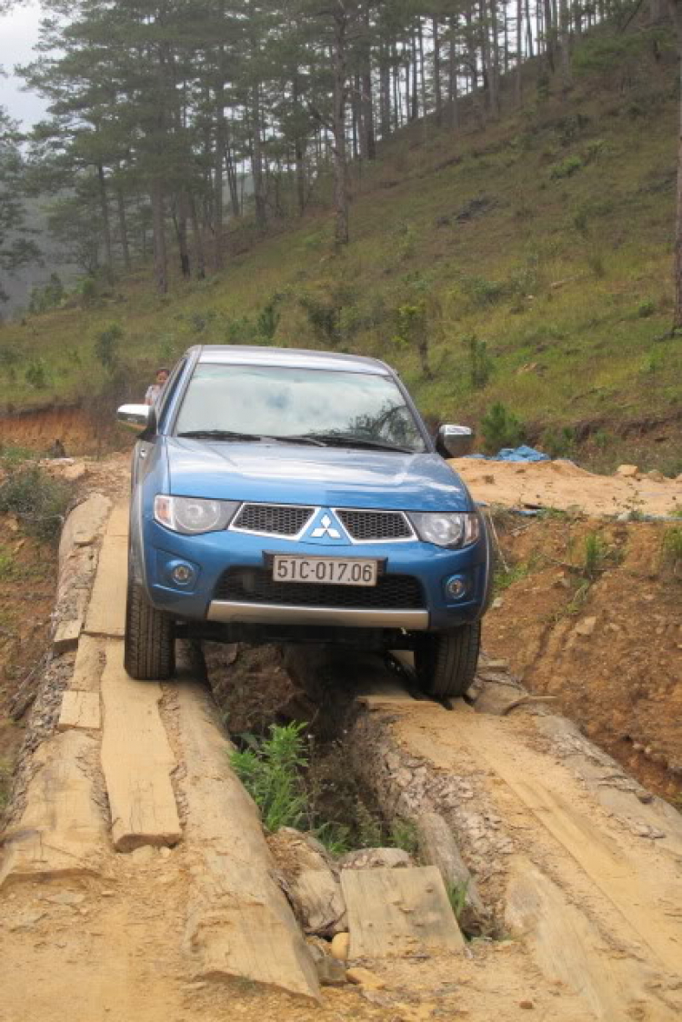 Tiền trạm Đà Lạt: Mini offroad Mazda 6 vs Mitsubishi Triton