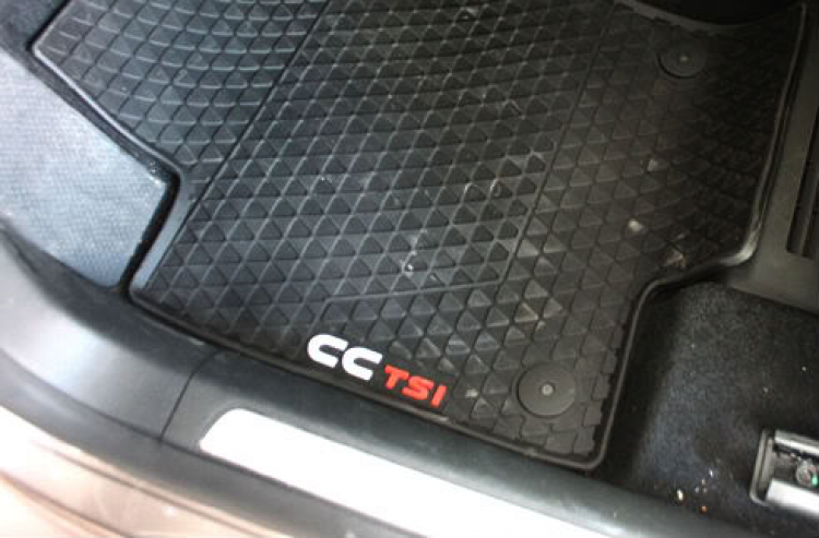 Xe CC của em ---- Các bác ném đá nhẹ tay kẻo bể gương xe em hết..... Xe CC của em ---- Các bác ném đá nhẹ tay kẻo bể gương xe em hết.....