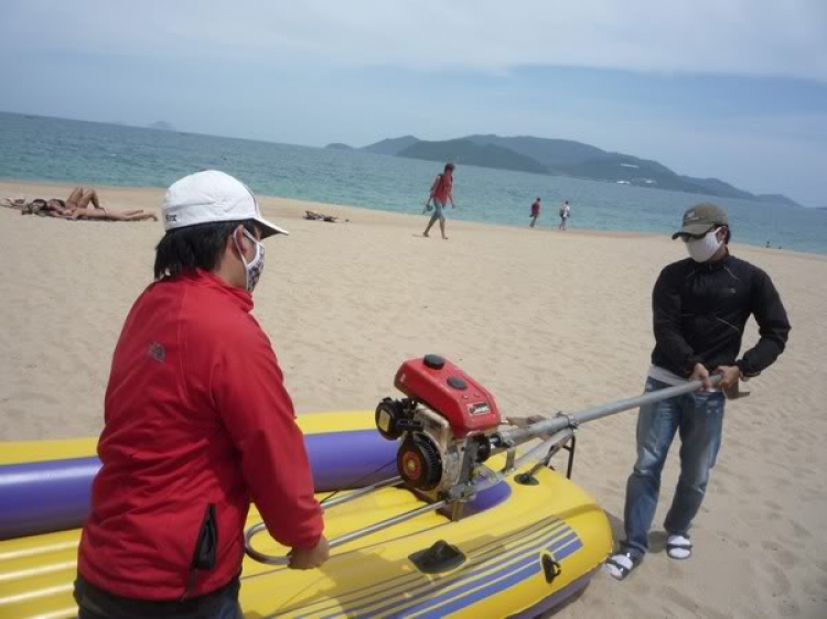 Du ngoạn trên biển bằng xuồng phao bơm hơi. Du ngoạn trên biển bằng xuồng phao bơm hơi.