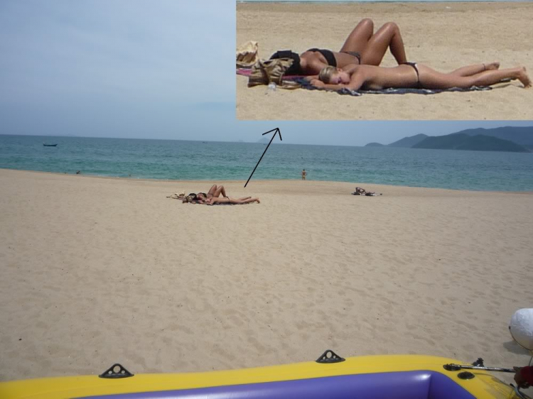 Du ngoạn trên biển bằng xuồng phao bơm hơi. Du ngoạn trên biển bằng xuồng phao bơm hơi.
