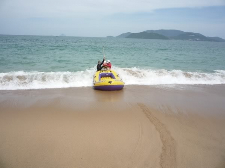 Du ngoạn trên biển bằng xuồng phao bơm hơi. Du ngoạn trên biển bằng xuồng phao bơm hơi.