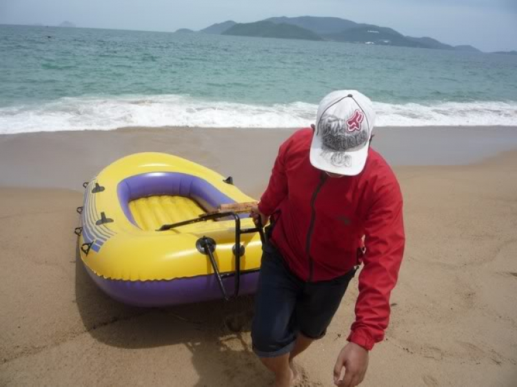 Du ngoạn trên biển bằng xuồng phao bơm hơi. Du ngoạn trên biển bằng xuồng phao bơm hơi.