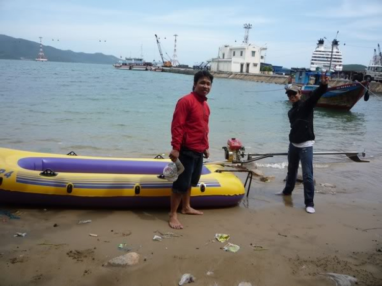 Du ngoạn trên biển bằng xuồng phao bơm hơi. Du ngoạn trên biển bằng xuồng phao bơm hơi.