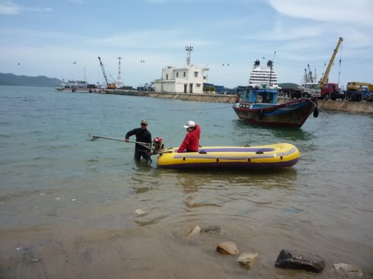 Du ngoạn trên biển bằng xuồng phao bơm hơi. Du ngoạn trên biển bằng xuồng phao bơm hơi.