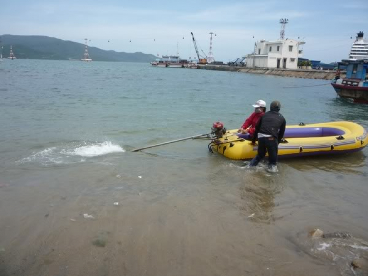 Du ngoạn trên biển bằng xuồng phao bơm hơi. Du ngoạn trên biển bằng xuồng phao bơm hơi.