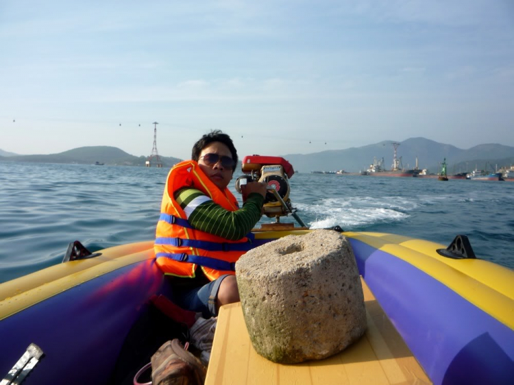 Du ngoạn trên biển bằng xuồng phao bơm hơi. Du ngoạn trên biển bằng xuồng phao bơm hơi.