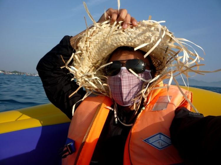 Du ngoạn trên biển bằng xuồng phao bơm hơi. Du ngoạn trên biển bằng xuồng phao bơm hơi.