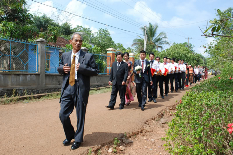 Hình ảnh nhóm S.O.S đến chung vui và chúc mừng bí số 98